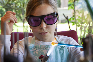 Atelier enfant création de bille en verre à Daux (31)
