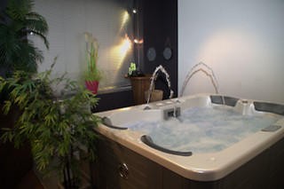 Un accès au spa avec bain à remous privatisé avec séance de chromathérapie et un modelage pour deux chez Suite & Spa No Idem à Nîmes (30)