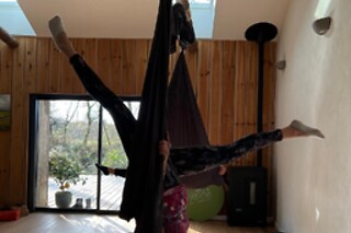 Un cours privé de fly yoga en groupe chez Yam Yoga Farm à Saint-Martin-de-Hinx (40)