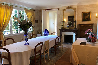 Dégustation de vins à l'aveugle à La Villa du château Belloy à Saint-Michel-de-Fronsac (33)
