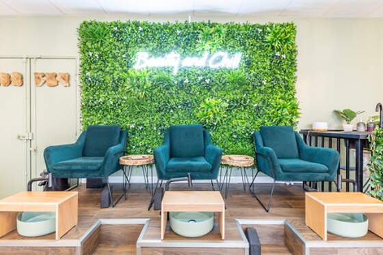Pose de vernis semi-permanent et modelage des mains chez Beauty and Chill à Paris (75012)