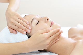 Un accès au spa avec bain à remous et un massage crânien chez Cabotine Spa à Crécy-la-Chapelle (77)