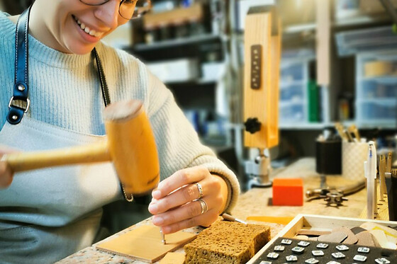 Atelier création de sous-verres en cuir à Montjean-sur-Loire