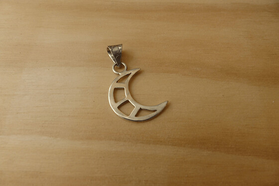 Atelier fabrication d'un pendentif en argent à Yzeron (69)