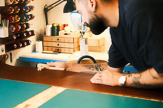 Atelier maroquinerie création d'une ceinture à Paris 2ème