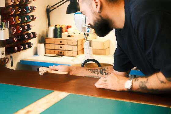 Atelier maroquinerie création d'une ceinture à Paris 2ème