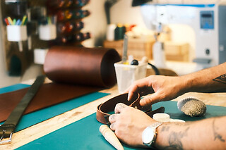Atelier maroquinerie création d'une ceinture à Paris 2ème