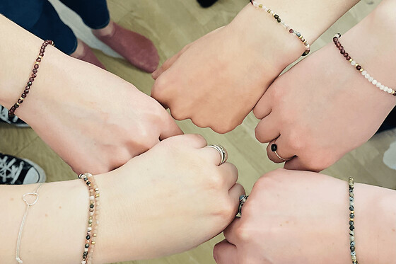 Atelier création de bijoux en pierres naturelles à Paris 15ème - Atelier collier -  2h