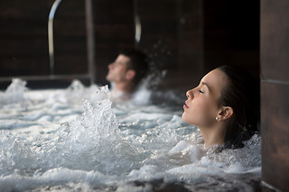 Un accès au spa avec bain à remous et un modelage du corps au choix en duo au Brin d'Ile de Saint-Rémy à Saint-Rémy-en-Rollat (03)