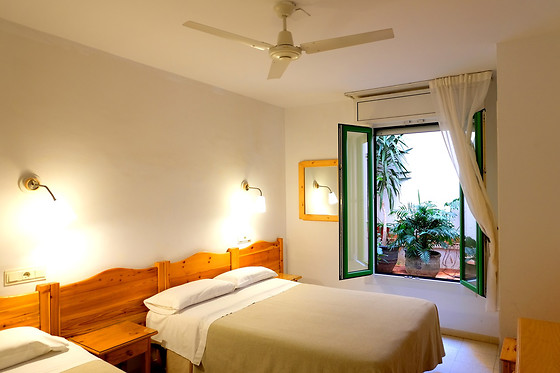 HOTEL CARMEN/ HOSTAL ROM - photo 1